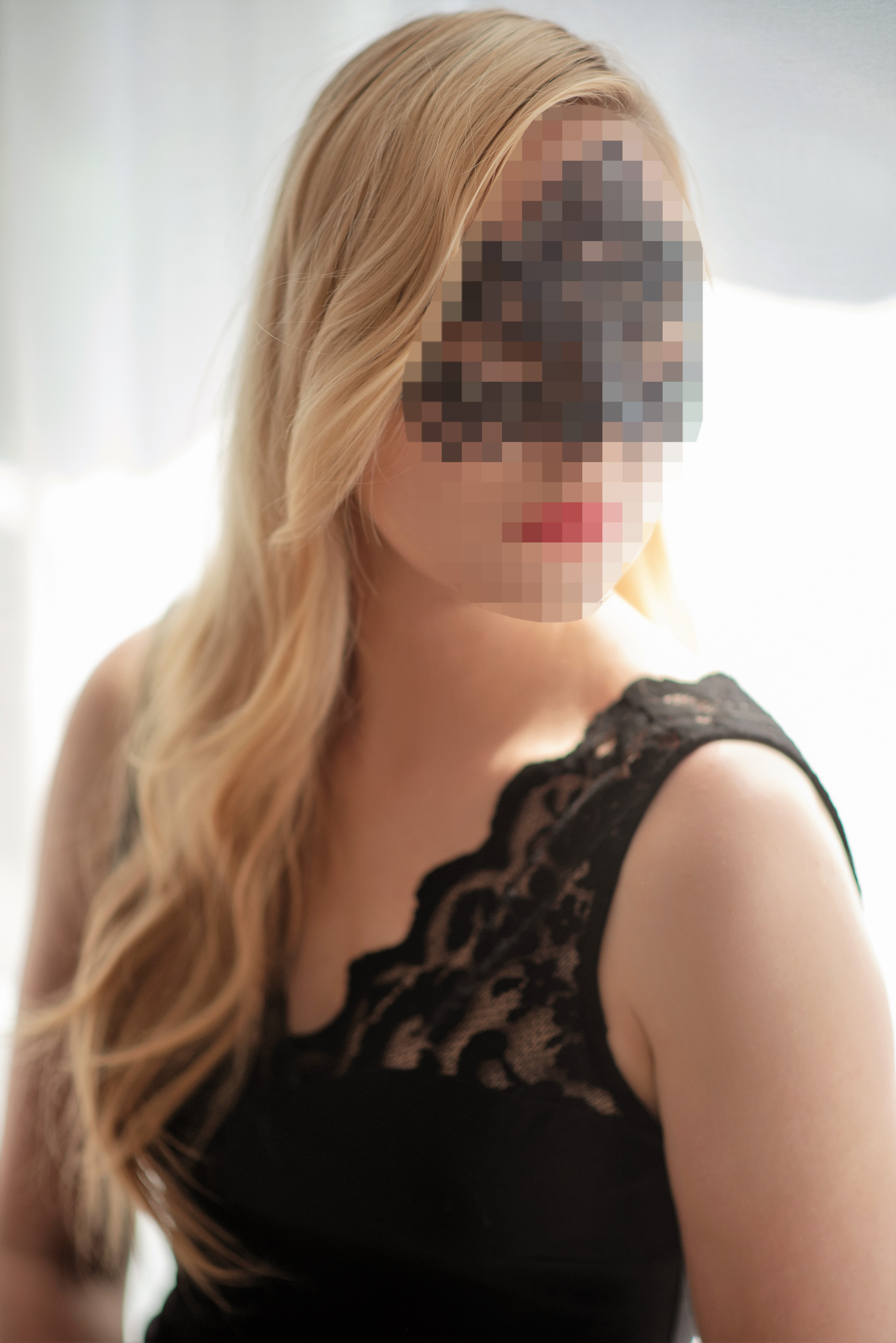 Ivy-Berlin-Model-Maske